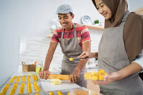 Muszlim pár, hogy nasztár snack torta együtt a konyhában ramadán alatt — Stock Fotó
