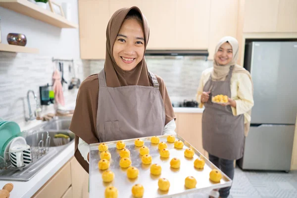 Mujer musulmana haciendo merienda casera nastar —  Fotos de Stock