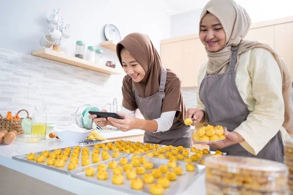 Wanita muslim mengambil gambar produk makanan yang mereka buat di rumah — Stok Foto