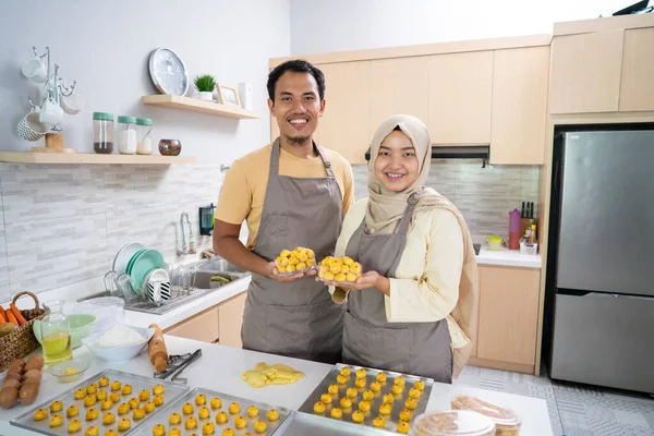 Pasangan muslim membuat nastar snack cake bersama-sama di dapur selama bulan Ramadan — Stok Foto