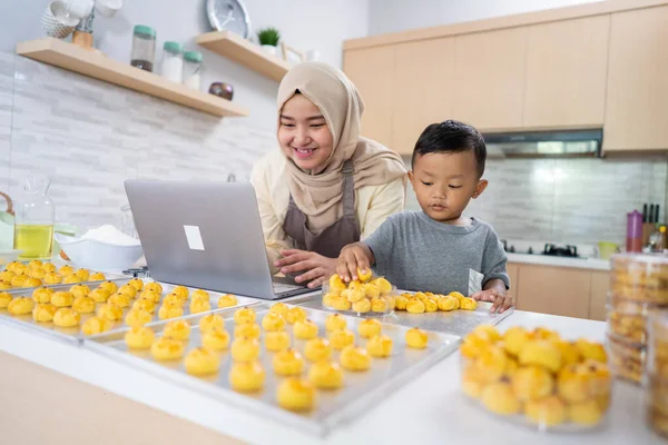 Ibu muslim bekerja dari rumah membuat makanan urutan nastar nanas kue — Stok Foto