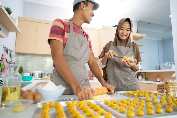 Muslimisches Paar backt während des Ramadans gemeinsam nastar-Snack-Kuchen in der Küche — Stockfoto