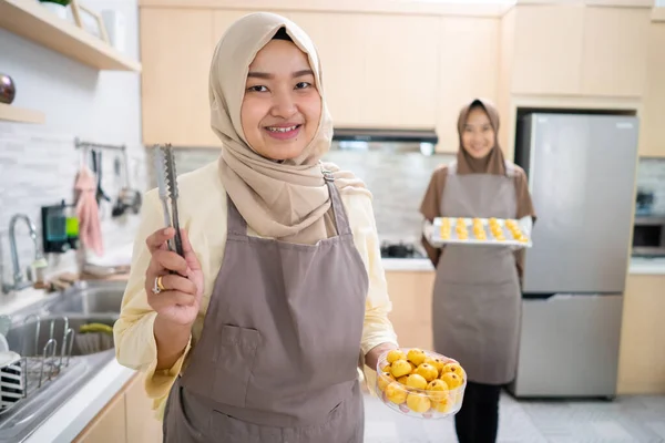 Ázsiai muszlim nő csinál nastar torta otthon eid mubarak — Stock Fotó