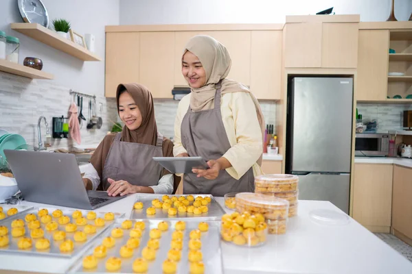 Kleine moslim ondernemer verkoopt zelfgemaakte nastar cake van thuis uit — Stockfoto