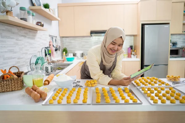 Asiatisk muslimsk kvinna gör nastar kaka hemma för eid mubarak — Stockfoto