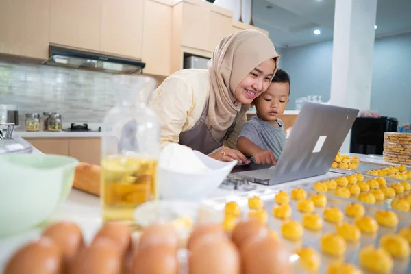 Ibu muslim bekerja dari rumah membuat makanan urutan nastar nanas kue — Stok Foto