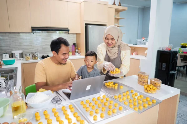 Muslim memasak nastar tart keluarga di rumah — Stok Foto