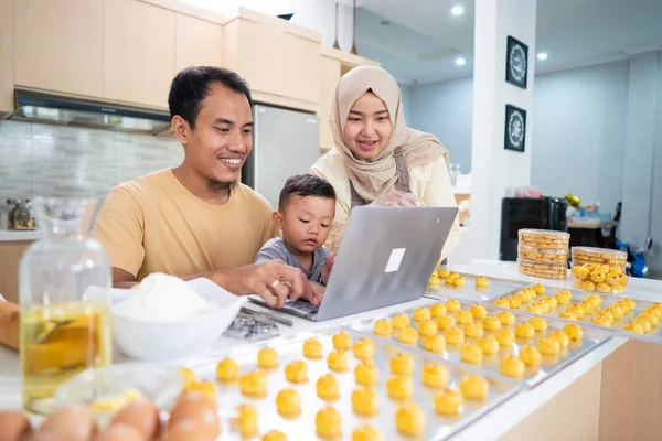 Muslim memasak nastar tart keluarga di rumah — Stok Foto