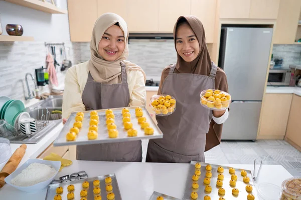 Muslimská žena dělá domácí nastar svačinka — Stock fotografie