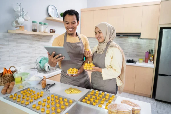 Мусульманська пара бізнес-продавець робить замовлення їжі вдома разом . — стокове фото