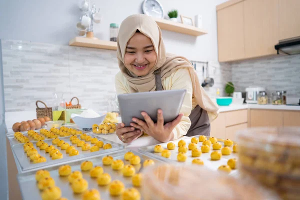 Asiático musulmán mujer haciendo nastar pastel en casa para eid mubarak —  Fotos de Stock