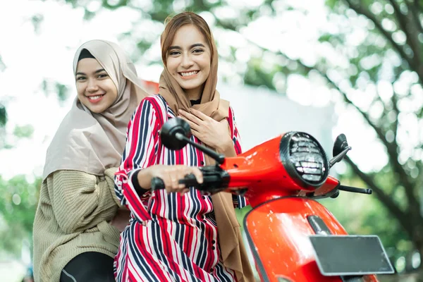 Gelukkig moslim vriend paardrijden motor scooter samen — Stockfoto