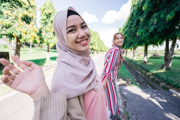 Two friends enjoying the summer sun — Stock Photo, Image