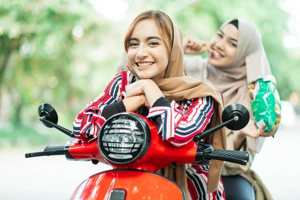 Gelukkig moslim vriend paardrijden motor scooter samen — Stockfoto