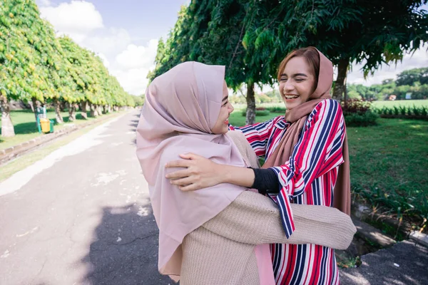 Duas raparigas abraçam-se no passeio. Sinta-se alegre e feliz juntos. — Fotografia de Stock