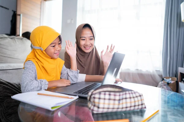 Mutter und Tochter winken während der Klassenbesprechung mit der Hand zum Laptop — Stockfoto