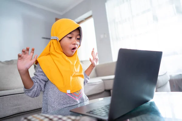 Shocked young kid student looking at monitor laptop — Stock Photo, Image