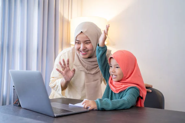 Mutter und Tochter winken während der Klassenbesprechung mit der Hand zum Laptop — Stockfoto