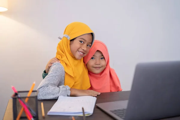 Mosolygós fiatal muszlim gyerek laptop együtt — Stock Fotó