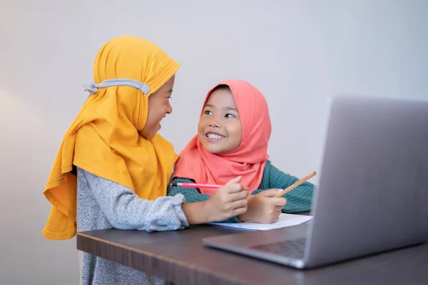 Dois jovens felizes estudando juntos em casa — Fotografia de Stock