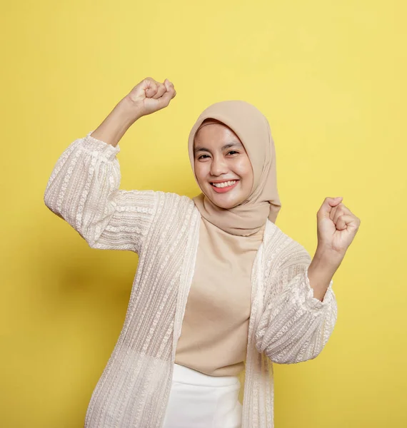 Mulheres hijab bonita expressão sorriso muito animado olhando para a câmera — Fotografia de Stock