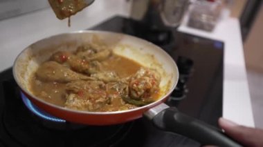 Mutfakta yemek pişirmek.