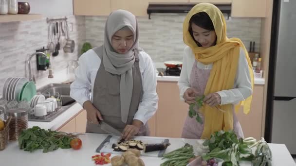 Moslim vrouw genieten koken samen voor iftar breken van de snel op ramadan — Stockvideo