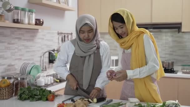 Donna musulmana godere di cucinare la cena insieme per iftar rompere il digiuno sul ramadan — Video Stock