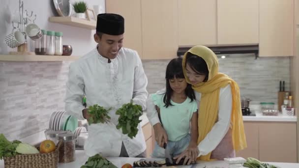 Muslimische Eltern und Kinder kochen und bereiten sich auf dem Ramadan auf das Iftar-Dinner vor — Stockvideo