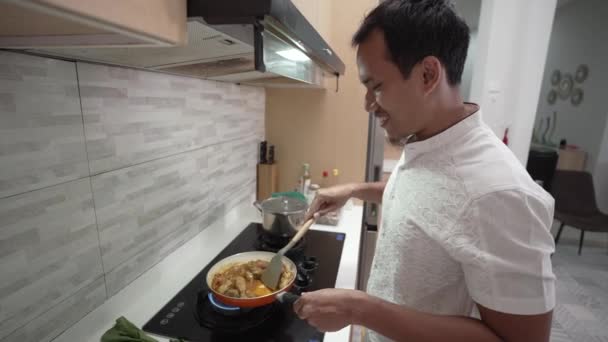 Ásia muçulmano masculino cozinhar para iftar jantar no ramadã — Vídeo de Stock