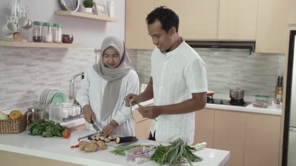 Feliz pareja musulmana cocinar juntos en la cocina. — Vídeos de Stock