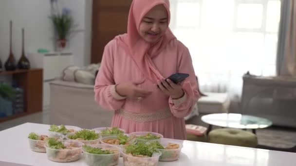 Wanita muslim asia Layanan katering rumah menyiapkan kotak makan siang untuk makanan sisa — Stok Video