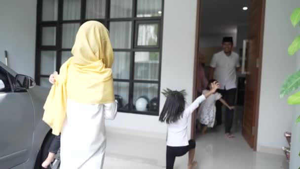 Asiático musulmán familia visitando amigo durante eid fitri mubarak — Vídeos de Stock