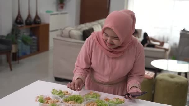 Мусульманская азиатская женщина служба домашнего питания готовит обед коробка для еды на вынос — стоковое видео