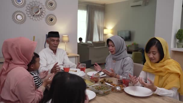 Muslim orang berdoa selama iftar makan malam bersama dengan keluarga — Stok Video