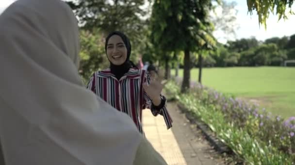 Two girls hug on the sidewalk. Feel joyfull and happy together. — Stock Video