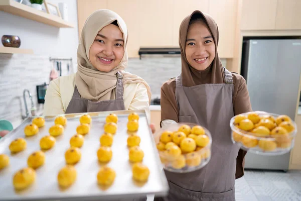 Wanita muslim membuat nastar snack buatan sendiri — Stok Foto