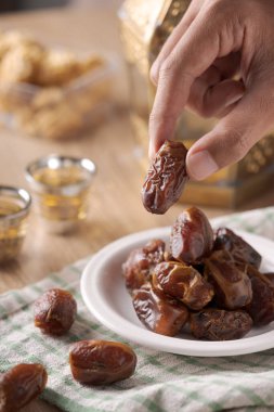 Kurutulmuş tarih yemek. iftar için geleneksel Arap yemeği.