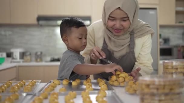Muslimische Mutter backt Kuchen für eid mubarak mit ihrem Sohn — Stockvideo