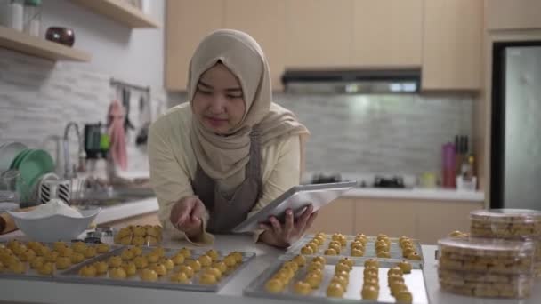 Mujer musulmana con merienda nastar en la cocina — Vídeo de stock