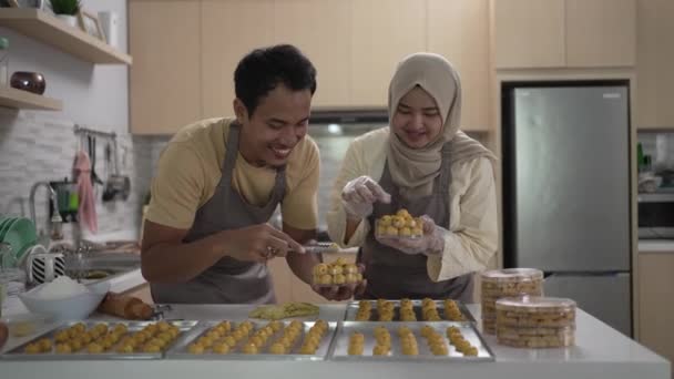 Casal muçulmano fazendo bolo lanche nastar juntos na cozinha durante o ramadã — Vídeo de Stock