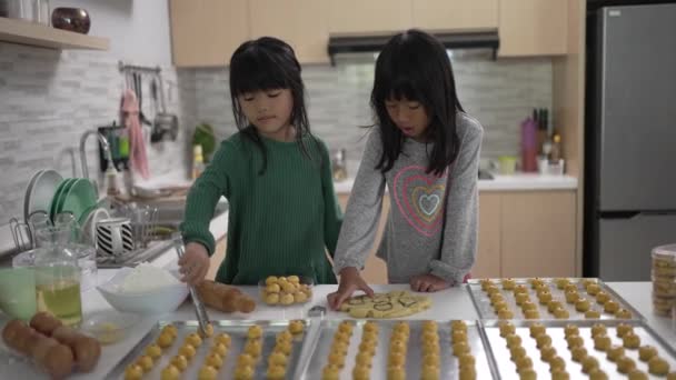 Duas garotinha fazendo torta nastar bolo juntos — Vídeo de Stock