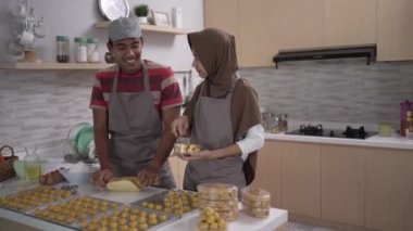 Müslüman çift, Ramazan 'da mutfakta birlikte nastarlı kek yapıyor.