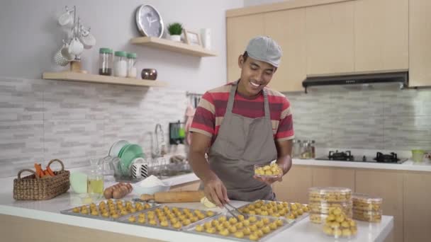 Homme mis gâteau nastar sur une boîte de récipient en plastique — Video