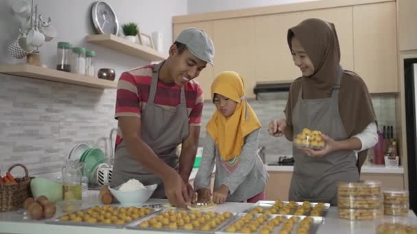 Família muçulmana feliz com hijab fazendo bolo de nastar juntos — Vídeo de Stock