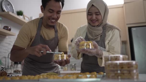 Casal muçulmano fazendo bolo lanche nastar juntos na cozinha durante o ramadã — Vídeo de Stock