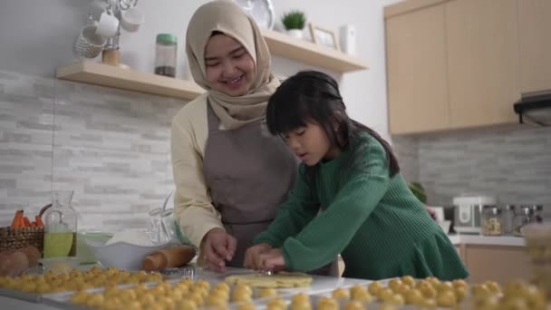 Muslimsk mamma under ramadan aktivitet med sin dotter gör en nastar kaka tillsammans — Stockvideo