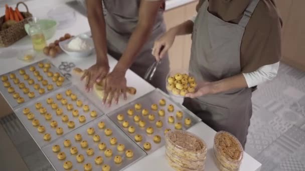 Pareja musulmana haciendo pastel de bocadillos nastar juntos en la cocina durante el ramadán — Vídeo de stock