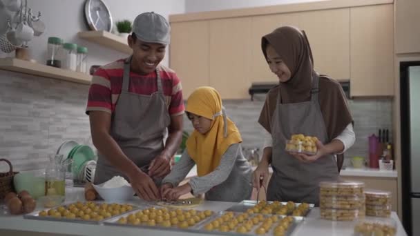 Šťastná muslimská rodina s hidžábem dělat nastar dort společně — Stock video