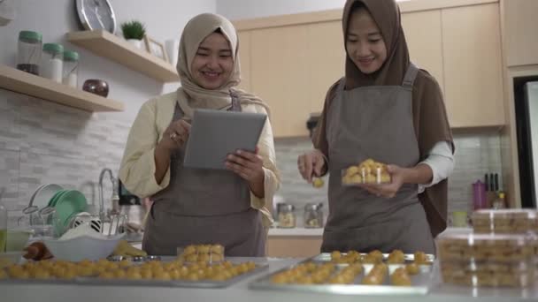 Moslim kleine ondernemer het maken van zelfgemaakte nastar snack te sel — Stockvideo